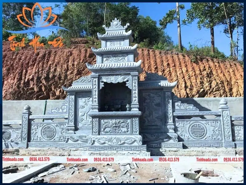 khu lăng mộ đá xanh đen có lăng thờ trung tâm chạm khắc tinh xảo