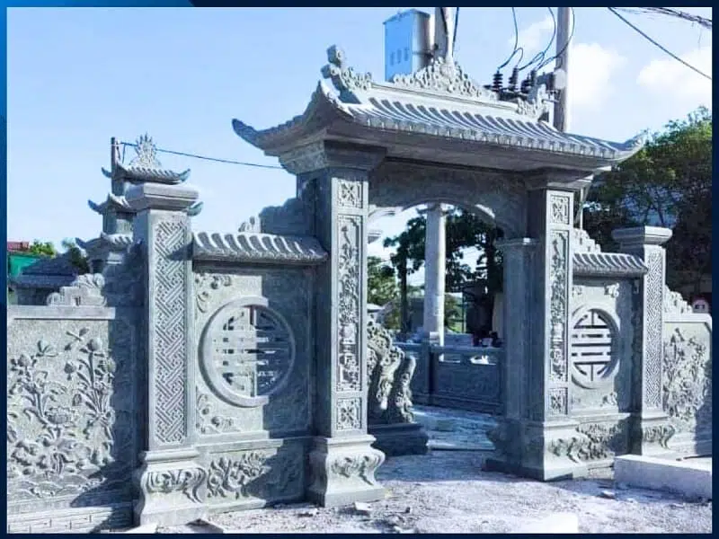 cổng đá xanh đen có mái chạm khắc tinh xảo cho khu lăng mộ