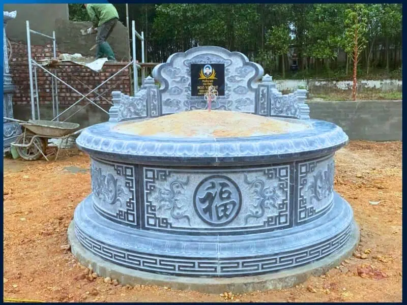 mộ đá tròn liền khối bằng đá xanh đen độ bền cao