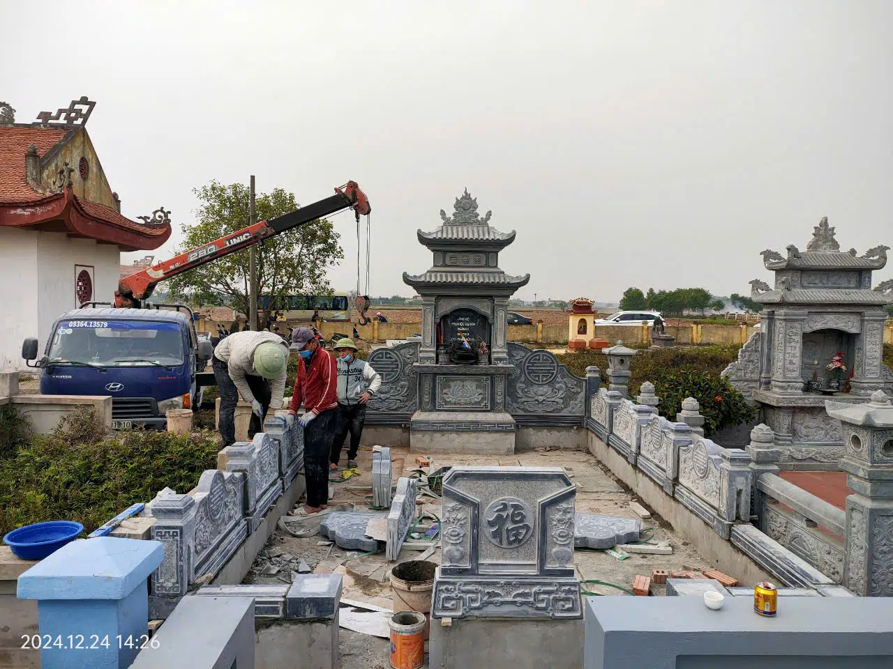 thiết kế khu lăng mộ đá xanh đen hiện đại kết hợp truyền thống